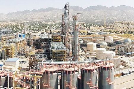 به گزارش گام اقتصادی به نقل از ایلنا؛ در شرایطی که صنعت پتروشیمی ایران در سال‌های اخیر همزمان با فشار تحریم‌ها، نوسانات ارزی، محدودیت‌های انرژی و الزامات سختگیرانه زیست‌محیطی با چالش‌های جدی مواجه بوده، برخی مجتمع‌ها توانسته‌اند از دل همین تنگناها، فرصت‌هایی برای بازآفرینی ساختار تولید، کاهش هزینه‌ها و افزایش ارزش افزوده خلق کنند. پتروشیمی ایلام یکی از همین نمونه‌ها است؛ مجتمعی که در یک ماه اخیر، زنجیره‌ای از اقدامات فنی، مدیریتی، فناورانه و اجتماعی را به ثبت رسانده که در مجموع، تصویری متفاوت از یک بنگاه صنعتی صرف ارائه می‌دهد.