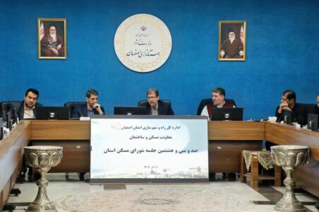 به گزارش گام اقتصادی: جمالی‌نژاد گفت: نباید اجازه دهیم نهضت ملی مسکن به سرمایه‌سوزی تبدیل شود. بسیاری از مدیران ارشد حوزه‌ی مسکن و استانداران کشور بر تسریع در اجرای طرح‌های دولتی مسکن تأکید دارند، اما استاندار اصفهان پا را فراتر گذاشته و نه فقط در فوریت اجرا، که در حقیقت نگاهی عمیق تر به این موضوع مهم انداخته است؛ نگاهی که یادآور می‌شود هدف اصلی نباید صرفاً «ساخت خانه» و سرپناه باشد، بلکه باید به «ساخت زندگی» اندیشید.