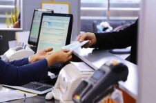 جدول فوق بیانگر هدف از دریافت تسهیلات پرداختی در بخش‌های اقتصادی طی چهار ماهه ابتدای سال ۱۴۰۳ می‌باشد. سهم تسهیلات پرداختی در قالب سرمایه در گردش در کلیه بخش‌های اقتصادی طی چهار ماهه ابتدای سال ۱۴۰۳ مبلغ ۱۰ میلیون و ۳۵ هزار میلیارد ریال معادل ۷۵.۵ درصد کل تسهیلات پرداختی به صاحبان کسب و کار است. همچنین سهم تسهیلات پرداختی در قالب خرید کالای شخصی توسط مصرف کننده نهایی (خانوار) مبلغ یک میلیون و ۴۲۹ هزار میلیارد ریال معادل ۳۸.۹ درصد از کل تسهیلات پرداختی به مصرف کنندگان نهایی (خانوار) است. سهم تسهیلات پرداختی بابت تأمین سرمایه در گردش بخش صنعت و معدن در چهار ماهه ابتدای سال ۱۴۰۳ معادل چهار میلیون و ۴۷۲ هزار میلیارد ریال بوده است که حاکی از تخصیص ۴۴.۶ درصد از منابع تخصیص یافته به سرمایه درگردش کلیه بخش های اقتصادی (مبلغ ۱۰ میلیون و ۳۵ هزار میلیارد ریال) است. همچنین از پنج میلیون و ۲۰۲ هزار میلیارد ریال تسهیلات پرداختی در بخش صنعت و معدن معادل ۸۶ درصد آن (مبلغ چهار میلیون و ۴۷۲ هزار میلیارد ریال) در تامین سرمایه در گردش پرداخت شده است که بیانگر توجه و اولویت‌دهی به تأمین منابع برای این بخش توسط بانک‌ها در سال ۱۴۰۳ است. تسهیلات خرد (کمتر از ۳۰۰۰ میلیون ریال) از کل تسهیلات پرداختی در دوره یاد شده، مبلغ چهار میلیون و ۱۵ هزار میلیارد ریال معادل ۲۳.۷ درصد به صورت تسهیلات خرد اعطا شده است. همچنین مبلغ ۲۲۶.۷ هزار میلیارد ریال نیز در قالب کارت‌های اعتباری انجام پذیرفته است، که با احتساب این مبلغ، کل تسهیلات پرداختی خرد (کمتر از سه میلیارد ریال) به مبلغ چهار میلیون و ۲۴۱ ‌هزار میلیارد ریال معادل ۲۴.۷ درصد کل تسهیلات پرداختی را شامل می‌شود. شایان ذکر است با توجه به اینکه تسهیلات پرداختی در قالب کارت‌های اعتباری نیز در بخش خانوار پرداخت شده است، با این اوصاف سهم بخش خانوار از ۲۱.۷ درصد در جدول‌-۱، به ۲۲.۷ درصد کل تسهیلات پرداختی افزایش می‌یابد. (جدول۲)