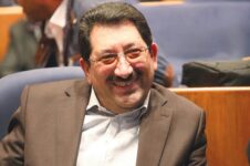 وزیر صمت می‌گوید در حال برنامه‌ریزی برای افزایش تولید خودرو هستیم و با خودروسازان گفت‌و‌گوهایی داشته‌ایم.