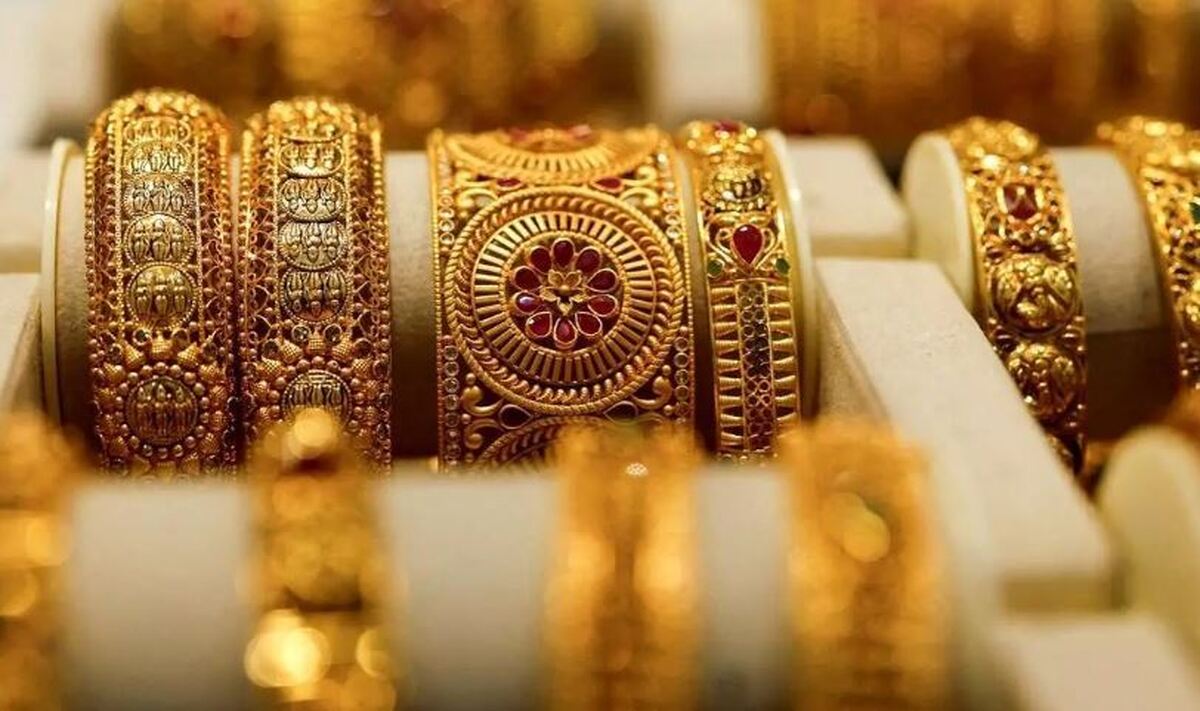 به گزارش گام اقتصادی: نادر بذرافشان- رئیس اتحادیه طلا و جواهر تهران- در گفت‌وگو با ایسنا، در بررسی وضعیت یک هفته اخیر بازار طلا و سکه کشور، اظهار کرد: در هفته‌ای که گذشت، هم در بازار جهانی و هم در بازار داخلی افزایش قابل توجه قیمت‌ها را شاهد بودیم. در بازار جهانی، اونس طلا تا امروز جمعه، ۴۱ دلار رشد داشت و به قیمت ٣۴١٢ دلار رسید. این میزان افزایش نسبت به هفته‌های گذشته رقم بالاتری محسوب می‌شود.