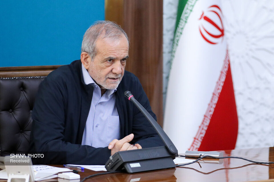 به گزارش گام اقتصادی به نقل از پایگاه اطلاع‌رسانی ریاست جمهوری، مسعود پزشکیان روز (چهارشنبه، پنجم شهریور) در ادامه نشست‌های پیگیری و نظارت بر اجرای طرح‌های مهم دولت، در نشستی با حضور رئیس دفتر رئیس‌جمهوری، وزیر نفت، رئیس سازمان برنامه و بودجه، رئیس هیئت عامل صندوق توسعه ملی و جمعی از مسئولان مربوطه، به بررسی گزارش‌های سازمان برنامه و بودجه درباره کیفیت اجرا و  پیشرفت سه طرح مهم شامل افزایش ضربتی ۲۵۰ هزار بشکه‌ای ظرفیت تولید نفت، جمع‌آوری گازهای مشعل و تهاتر کالا و تأمین کالاهای اساسی پرداختند.