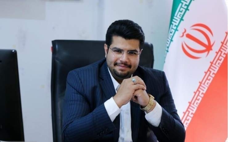 به گزارش گام اقتصادی: محسن بیگلربیگی در یادداشتی مینویسد: در حالی ‌که انتظار می‌رفت صنعت پتروشیمی ایران، به‌ویژه در بخش‌هایی همچون متانول، اوره و آمونیاک، به‌عنوان پیشران صادرات غیرنفتی کشور نقش‌آفرینی کند، یک تصمیم نادرست در تعیین فرمول قیمت خوراک گاز باعث شده این صنعت با رکود، تعطیلی‌های دوره‌ای و کاهش سرمایه‌گذاری مواجه شود. این نرخ نه‌تنها نقش مستقیمی در سودآوری شرکت‌های پتروشیمی دارد، بلکه بر توان رقابت جهانی، توسعه زنجیره ارزش و حتی امنیت انرژی کشور نیز تأثیرگذار است.