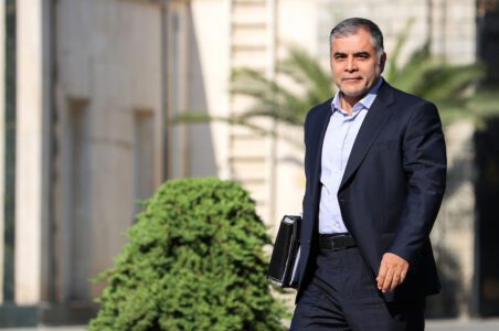 به گزارش گام اقتصادی به نقل از ایسنا، محسن پاک‌نژاد با تأکید بر اینکه صنعت نفت ایران طی سال‌های اخیر تجربه گرانقدری در دور زدن محدودیت‌ها و فروش نفت به دست آورده است، گفت: تیم تخصصی این وزارتخانه قادر است در اوضاع مختلف تحریمی، برنامه‌ریزی‌های لازم را برای تداوم صادرات انجام دهد.