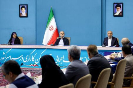 به گزارش گام اقتصادی به نقل از از پایگاه اطلاع‌رسانی دولت، مسعود پزشکیان عصر روز یکشنبه ۲۳ شهریور ۱۴۰۴، در مراسم کلنگ‌زنی، ساخت و توسعه ۹۴ هزار واحد مسکن کارگری در ۷ استان کشور، با تقدیر از این اقدام، اظهار داشت: ساخت مسکن کارگری اتفاق مبارکی است و تمامی طرف‌های این پروژه به نوعی برنده هستند، چرا که کارگر می‌تواند صاحب مسکن شود و صنعت‌گران و روسای شرکت‌ها و دولت نیز گام بلندی در ایجاد رفاه برای کارگران برمی‌دارند.