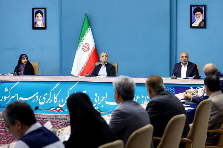 به گزارش گام اقتصادی به نقل از از پایگاه اطلاع‌رسانی دولت، مسعود پزشکیان عصر روز یکشنبه ۲۳ شهریور ۱۴۰۴، در مراسم کلنگ‌زنی، ساخت و توسعه ۹۴ هزار واحد مسکن کارگری در ۷ استان کشور، با تقدیر از این اقدام، اظهار داشت: ساخت مسکن کارگری اتفاق مبارکی است و تمامی طرف‌های این پروژه به نوعی برنده هستند، چرا که کارگر می‌تواند صاحب مسکن شود و صنعت‌گران و روسای شرکت‌ها و دولت نیز گام بلندی در ایجاد رفاه برای کارگران برمی‌دارند.