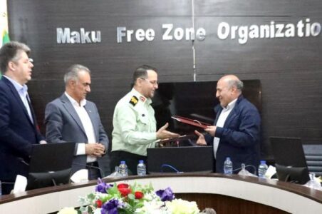 به گزارش گام اقتصادی، در مراسمی با حضور حسین گروسی مدیرعامل سازمان منطقه آزاد ماکو، سردار رحیم جهانبخش فرمانده انتظامی آذربایجان غربی، عمر علیپور نماینده ماکو، شوط، پلدشت و چالدران در مجلس شورای اسلامی و جمعی از مسئولان، تفاهمنامه اجرایی ورود موقت خودروهای سبک و سنگین خارجی به منطقه آزاد ماکو به امضا رسید.