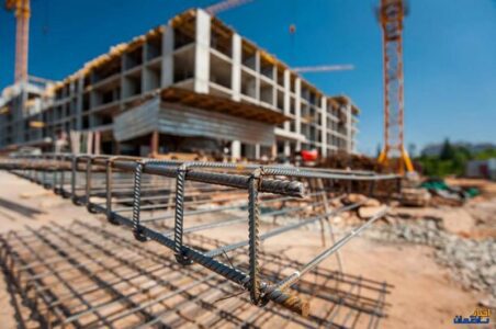 به گزارش گام اقتصادی به نقل از نقدبازار: مسعود پورباقی| در حالی که اقتصاد کشور هنوز از تبعات درگیری ۱۲ روزه و نوسانات ارزی رها نشده، آمارهای رسمی تازهای همچون بمب ساعتی بر بازار ساختوساز فرود آمده است. مرکز آمار ایران به تازگی گزارشی را منتشر کرده است که تصویری نگران کننده از وضعیت بخش مسکن در پایتخت ترسیم میکند.