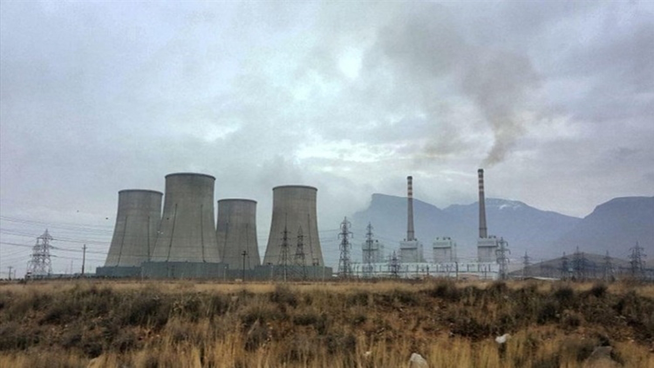 به گزارش گام اقتصادی به نقل از ایسنا، مهدی زندیه وکیلی شنبه ۵ مهر در نشست شورای اداری استان مرکزی، ضمن گرامیداشت هفته دفاع مقدس و یاد شهدای انقلاب اسلامی، اظهار کرد: دفاع مقدس نمادی بارز از حضور فعال مردم در صحنه انقلاب اسلامی بود. امام خمینی(ره) این حرکت را با اتکا به مردم آغاز کرد و رهبر معظم انقلاب نیز همچنان اداره کشور را بر پایه جمهوریت و مشارکت مستقیم مردم ادامه می‌دهند. استان مرکزی پس از هشت سال دفاع مقدس، در جنگ ۱۲ روزه نیز نقش کلیدی داشت و افتخار میزبانی ۳۲ شهید دفاع مقدس را که در نقاط مختلف استان به خاک سپرده شده اند داریم و در مجموع ۶۰ شهید از این استان در جنگ ۱۲ روزه تقدیم کشور شده است.