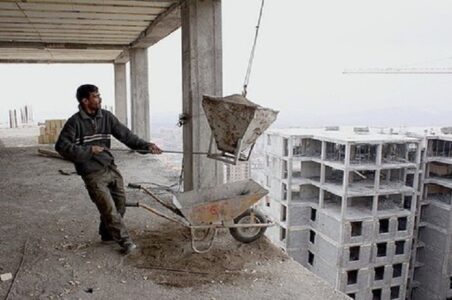 به گزارش گام اقتصادی به نقل از تسنیم, از ابتدای سال 1404 تاکنون نزدیک به 800 هزار نفر از اتباع افغانستانی به کشور خود بازگشتهاند. بهگفته سیدمالک حسینی، معاون توسعه کارآفرینی و اشتغال وزارت تعاون، کار و رفاه اجتماعی، «از مجموع حدود 6میلیون نفر اتباع افغانستانی حاضر در ایران، کمتر از 18درصد از نیروی کار رسمی و غیررسمی خارج شدهاند.»، این آمار نشان میدهد که خروج نیروی کار خارجی، اگرچه قابل توجه است، اما بازار کار ایران با بحران کمبود نیروی انسانی مواجه نیست.