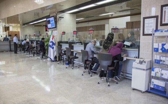 به گزارش گام اقتصادی به نقل از روابط‌عمومی بانک صادرات ایران، شعب این بانک در روزهای شنبه تا چهارشنبه از ساعت ۷:۳۰ تا ۱۳:۳۰ آماده خدمت‌رسانی به مشتریان خواهند بود و حضور کارکنان در این ایام از ساعت ۷:۰۰ تا ۱۴:۳۰ خواهد بود. در روزهای پنجشنبه نیز خدمات بانکی در شعب از ساعت ۷:۳۰ تا ۱۲:۳۰ ارائه می‌شود و ساعات حضور کارکنان نیز از ساعت ۷:۰۰ تا ۱۳:۰۰ تعیین شده است.