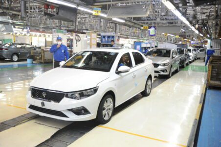 به گزارش گام اقتصادی به نقل از ایکوپرس: کیوان پناهی افزود: اگر این زیانها موجب میشد مصرفکننده واقعی از قیمت پایینتر بهرهمند شود، قابل توجیه بود، اما در عمل چنین اتفاقی نیفتاد. اختلاف قیمت کارخانه و بازار، رانت گستردهای ایجاد کرد و واسطهها از این وضعیت سود بردند، در حالی که مشتری واقعی همچنان مجبور به خرید خودرو با نرخهای بالاتر در بازار آزاد بود.