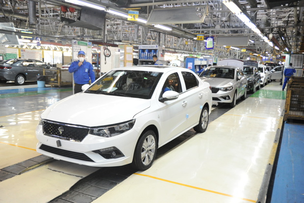 به گزارش گام اقتصادی به نقل از ایکوپرس: کیوان پناهی افزود: اگر این زیان‌ها موجب می‌شد مصرف‌کننده واقعی از قیمت پایین‌تر بهره‌مند شود، قابل توجیه بود، اما در عمل چنین اتفاقی نیفتاد. اختلاف قیمت کارخانه و بازار، رانت گسترده‌ای ایجاد کرد و واسطه‌ها از این وضعیت سود بردند، در حالی که مشتری واقعی همچنان مجبور به خرید خودرو با نرخ‌های بالاتر در بازار آزاد بود.