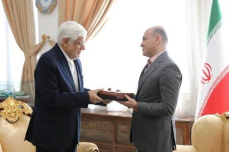 به گزارش گام اقتصادی به نقل از روابط عمومی هلدینگ نفت و گاز پارسیان، در این نشست مهندس سید جعفر هاشمی گزارشی از اقدامات و دستاوردهای این هلدینگ در راستای تداوم تولید و برنامه‌های توسعه‌ای مبتنی بر شرایط واقعی کشور ارائه داد و افزود هلدینگ نفت و گاز پارسیان با وجود شرایط اقتصادی دشوار، توانسته است با مدیریت بهینه منابع و استفاده از ظرفیت‌های موجود، پروژه‌های مهمی را به سرانجام برساند و در حفظ تداوم تولید نقش بسزایی ایفا کند.