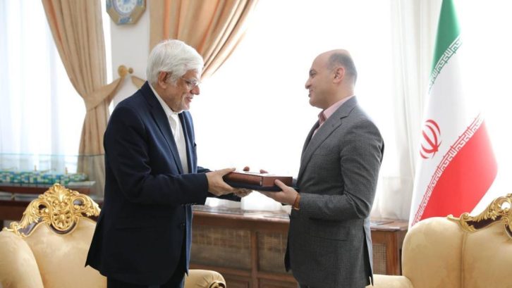 به گزارش گام اقتصادی به نقل از روابط عمومی هلدینگ نفت و گاز پارسیان، در این نشست مهندس سید جعفر هاشمی گزارشی از اقدامات و دستاوردهای این هلدینگ در راستای تداوم تولید و برنامه‌های توسعه‌ای مبتنی بر شرایط واقعی کشور ارائه داد و افزود هلدینگ نفت و گاز پارسیان با وجود شرایط اقتصادی دشوار، توانسته است با مدیریت بهینه منابع و استفاده از ظرفیت‌های موجود، پروژه‌های مهمی را به سرانجام برساند و در حفظ تداوم تولید نقش بسزایی ایفا کند.