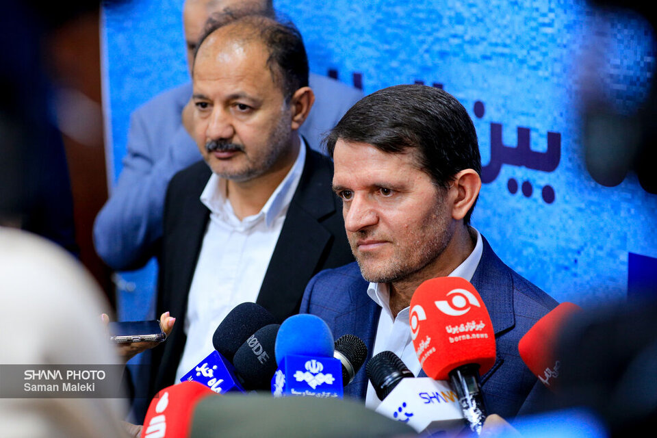 به گزارش گام اقتصادی به نقل از شانا، حسن عباس‌زاده روز (دوشنبه، ۱۷ شهریور) در جمع خبرنگاران در حاشیه نوزدهمین نمایشگاه بین‌المللی ایران‌پلاست درباره تأمین خوراک صنایع پتروشیمی اظهار کرد: صنایع پتروشیمی به توسعه میدان‌های بالادستی ورود کرده‌اند و به‌زودی نخستین قرارداد بخش خصوصی برای توسعه میدان‌های گازی، تنفیذ و فعال می‌شود.