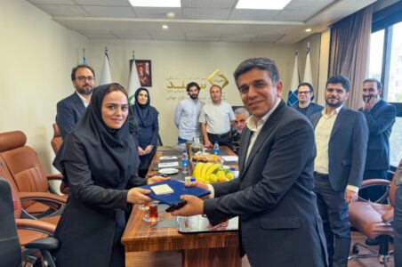 به گزارش گام اقتصادی به نقل از روابط عمومی شرکت صنایع لاستیکی سهند، در این مراسم، اعضای هیئتمدیره با قدردانی از خدمات ارزشمند آقای صیادزاده در دوران مسئولیت ایشان، ابراز امیدواری کردند که با حضور آقای صداقت، مسیر رشد و موفقیت شرکت با قدرت بیشتری ادامه یابد.