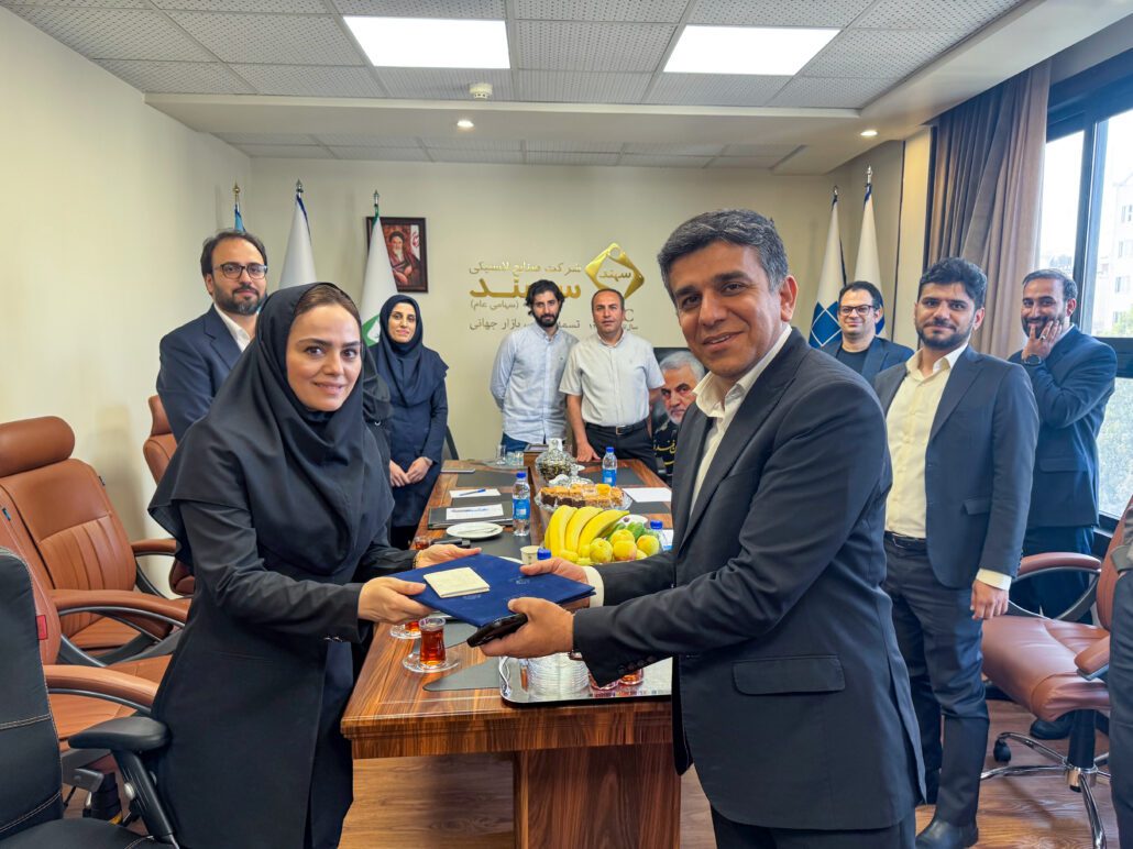 به گزارش گام اقتصادی به نقل از  روابط عمومی شرکت صنایع لاستیکی سهند، در این مراسم، اعضای هیئت‌مدیره با قدردانی از خدمات ارزشمند آقای صیادزاده در دوران مسئولیت ایشان، ابراز امیدواری کردند که با حضور آقای صداقت، مسیر رشد و موفقیت شرکت با قدرت بیشتری ادامه یابد.