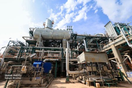 به گزارش گام اقتصادی به نقل از شرکت ملی صنایع پتروشیمی، حسن عباس‌زاده در دیدار با شهباز حسن‌پور، نماینده کرمان و راور و عضو کمیسیون صنایع و معادن مجلس در حاشیه نوزدهمین نمایشگاه ایران‌پلاست درباره توسعه صنعت پتروشیمی در استان کرمان اظهار کرد: در سال‌های گذشته به چند طرح پتروشیمی در این استان مجوز داده شده بود که یکی از آنها به دلیل عدم پیشرفت لغو شد، اما دو طرح دیگر همچنان فعال هستند.