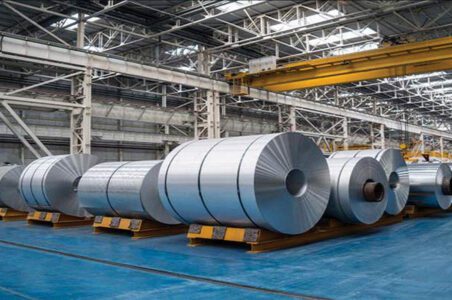 به گزارش گام اقتصادی به نقل از مهر، سازمان توسعه و نوسازی معادن و صنایع معدنی ایران (ایمیدرو) اعلام کرد: آمار جدید تولید شمش آلومینیوم نشان میدهد که بازار داخلی این فلز به ثبات رسیده و روند تولید در شرکتهای بزرگ آلومینیومی مانند آلومینیوم جنوب و ایرالکو مناسب است.