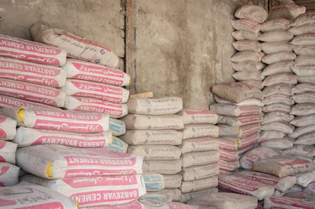 به گزارش گام اقتصادی به نقل از ایرنا، علی اکبر الوندیان با اشاره به دستورالعمل گمرک در خصوص صادرات سیمان و کلینکر با ارائه گواهی معامله در رینگ صادراتی بورس کالا اظهار داشت: ظرفیت تولید حدود ۹۰ میلیون تن سیمان در کشور را داریم که در حال حاضر مصرف داخلی حدود ۶۵ میلیارد تن در سال است و سالهای طولانی است که صنعت سیمان علاوه بر تامین نیاز داخلی، صادر کننده سیمان به کشورهای مختلف است و موضوع صادرات سیمان اتفاق تازه ای نیست.