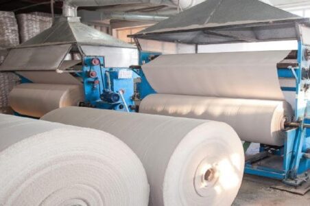 به گزارش گام اقتصادی به نقل از شرکت ملی صنایع پتروشیمی، سهیل جباری روز پنجشنبه در پنل تخصصی «انجمن تولیدکنندگان مستربچ و آمیزه های پلیمری ایران تحت عنوان صنعت کاغذ مصنوعی و سنگی» در حاشیه نوزدهمین نمایشگاه ایران پلاست، با اشاره به نقشه ذینفعان و مسیر ورود کاغذ مصنوعی به بازار ایران افزود: رفتن به سمت صنایع با تکنولوژی بالا مبتنی بر میزان انتشار آلودگی کمتر و بهره وری بالا، امری اجتناب ناپذیر است.