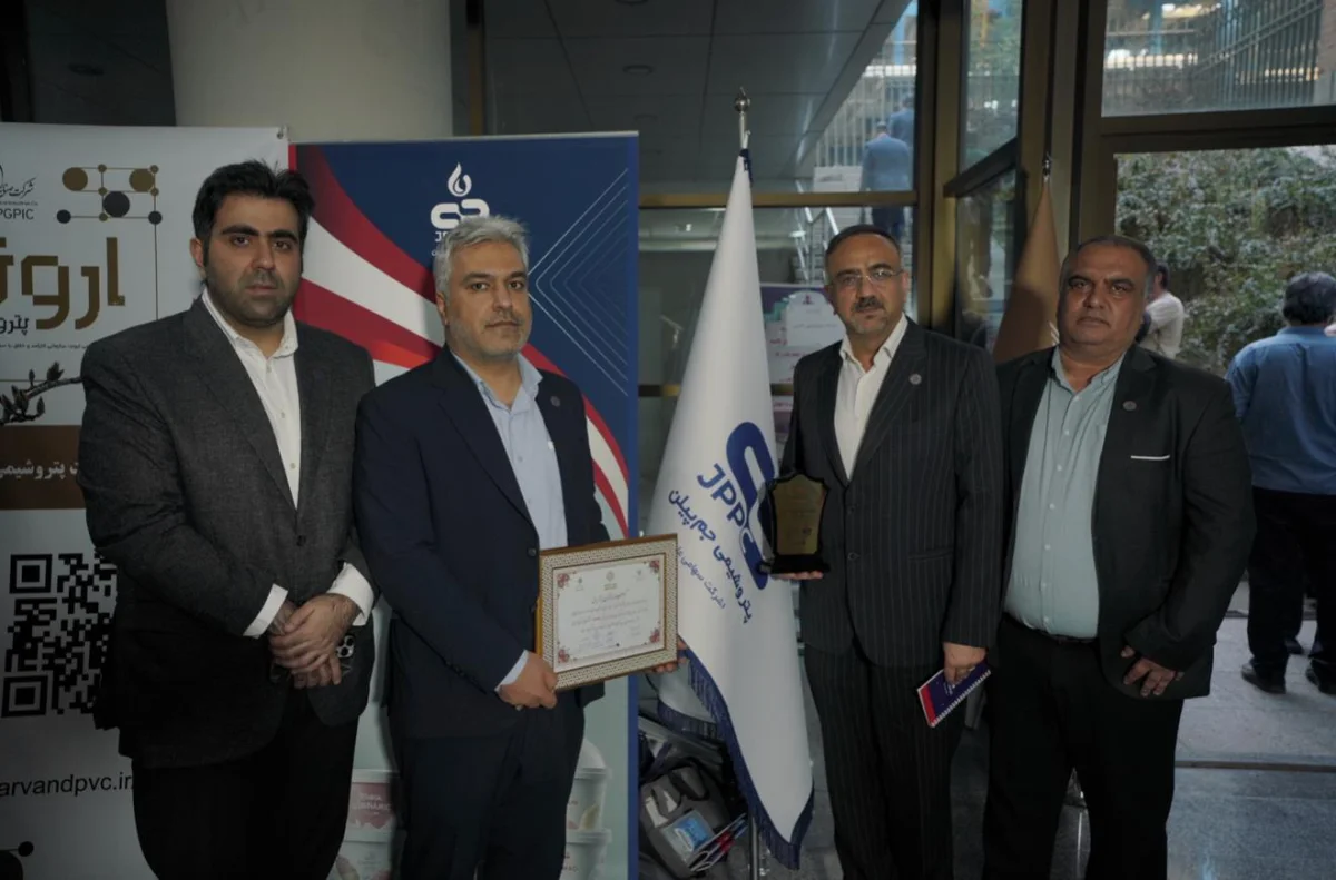 به گزارش گام اقتصادی، در نهمین جشنواره نوآوری محصول برتر ایرانی که با حضور معاونت توسعه و برنامه‌ریزی وزارت صنعت، معدن و تجارت، قایم مقام معاونت پژوهشی شریف ، مدیران ارشد شرکت‌های پتروشیمی، بانک‌ها شرکت‌های خودروسازی و جمعی از فعالان حوزه نوآوری در دانشکده انرژی دانشگاه صنعتی شریف برگزار شد، شرکت پتروشیمی جم‌پیلن با ارائه گرید جدید EP548u موفق شد تندیس زرین و لوح تقدیر این رویداد معتبر را به دست آورد.