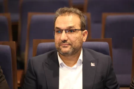 به گزارش گام اقتصادی: هاشمی که دارای مدرک دکترای مهندسی صنایع و مدرس دانشگاه صنعت نفت است، پیش از این مسئولیت‌هایی همچون مدیرعاملی و عضویت در هیأت‌مدیره هلدینگ سرمایه‌گذاری صدر تأمین (تاصیکو)، مدیرعاملی پتروشیمی دنا، معاونت انرژی در ستاد مدیریت و حمل‌ونقل سوخت ریاست‌جمهوری را برعهده داشته است.