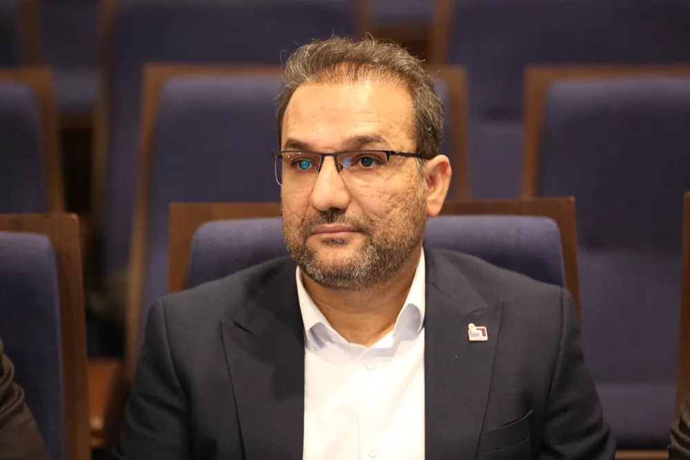 به گزارش گام اقتصادی: هاشمی که دارای مدرک دکترای مهندسی صنایع و مدرس دانشگاه صنعت نفت است، پیش از این مسئولیت‌هایی همچون مدیرعاملی و عضویت در هیأت‌مدیره هلدینگ سرمایه‌گذاری صدر تأمین (تاصیکو)، مدیرعاملی پتروشیمی دنا، معاونت انرژی در ستاد مدیریت و حمل‌ونقل سوخت ریاست‌جمهوری را برعهده داشته است.