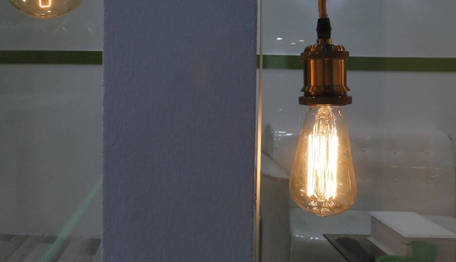 به گزارش گام اقتصادی به نقل از شرکت توزیع نیروی برق استان تهران، اکبر حسن بکلو روز سه شنبه اظهار داشت: همچنان از همه ساکنان فهیم و همراه استان تهران انتظار داریم که بر مدیریت مصرف انرژی خود حساس بوده تا به یاری خداوند و تلاش کارکنان صنعت برق هیچ گونه خاموشی و اختلالی در توزیع برق پایدار ایجاد نشود.