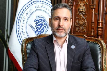 به گزارش گام اقتصادی: داود مسعودی، مدیر اندیشکده حکمرانی هوشمند و رئیس کمیسیون اقتصاد دیجیتال و هوش مصنوعی اتاق بازرگانی مشترک ایران و آفریقا، در آستانه برگزاری این نمایشگاه با تأکید بر اهمیت تحول دیجیتال در صنعت حمل‌ونقل گفت: «صنعت حمل‌ونقل و لجستیک، به عنوان ستون فقرات اقتصاد ملی، با چالش‌های متعددی نظیر نوسانات تقاضا، ناکارآمدی زیرساخت‌ها و پیچیدگی‌های زنجیره تأمین مواجه است که پاسخگویی به این چالش‌ها، نیازمند بهره‌گیری گسترده از فناوری‌های نوین از جمله هوش مصنوعی، اینترنت اشیاء و تحلیل داده‌های کلان است.»