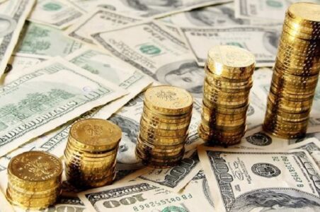 به گزارش گام اقتصادی به نقل از تسنیم، بازار ارز و طلا امروز شاهد عقبنشینی معنادار نرخها بود؛ دلار تهران که چند روز اخیر مقاومت زیادی برای حفظ کانال 100 هزار تومان نشان میداد، با افت قابل توجه به 99 هزار و 850 تومان رسید.