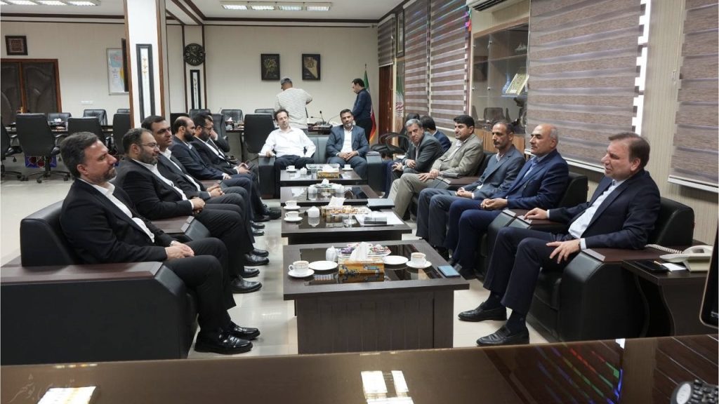 به گزارش گام اقتصادی: دکتر ارسلان زارع تصریح کرد:شرکت پازارگاد که از آن به عنوان زمینه ساز تولید و پشتیبان تولید در منطقه پارس جنوبی یاد می شود، امروز در حوزه مسولیت اجتماعی نیز توانسته ارتباط خوبی بین صنعت و جامعه محلی ایفا کند و همراهی این شرکت و سایر شرکت‌های تابعه هلدینگ خلیج فارس در انتقال آب کوثر به شهرها و روستاهای شهرستان جم نیز قابل تقدیر است.