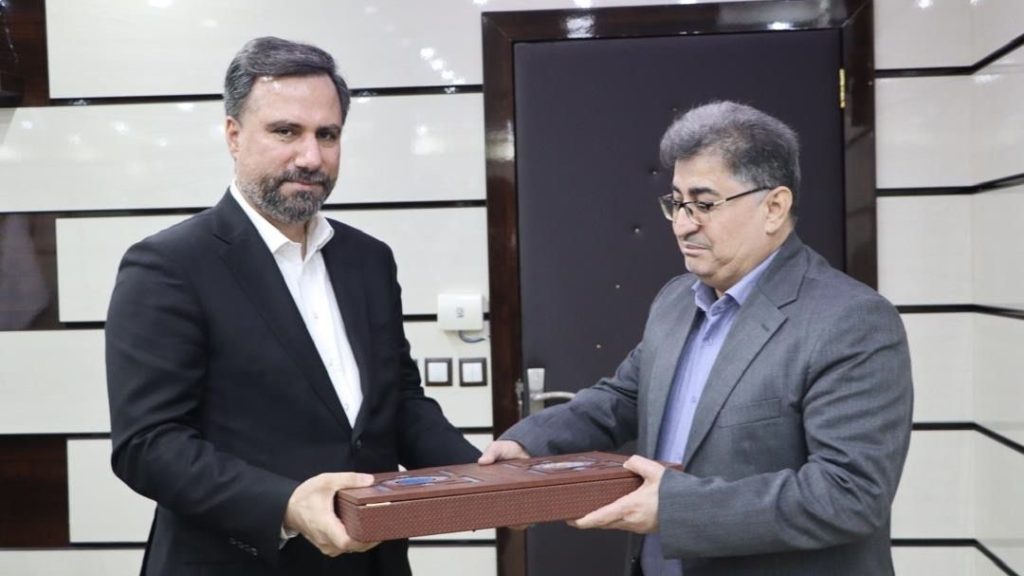 به گزارش گام اقتصادی به نقل از روابط عمومی شرکت عملیات غیرصنعتی پازارگاد، در این دیدار مدیرعامل شرکت پازارگاد با آرزوی موفقیت برای دانش‌آموزان استان بوشهر در سال تحصیلی جدید آمادگی پازارگاد و هلدینگ خلیج فارس برای حمایت از دانش‌آموزان نخبه و مستعد و معلمان توانمند اعلام کرده و گفت: دکتر شریعتمداری در رأس هلدینگ خلیج فارس، توجه ویژه ای به حوزه آموزش و پرورش دارند و این توجه بعد از تأکیدات رئیس جمهور محترم به امر آموزش دو چندان بوده و وارد فاز اجرایی و عملیاتی شده است.