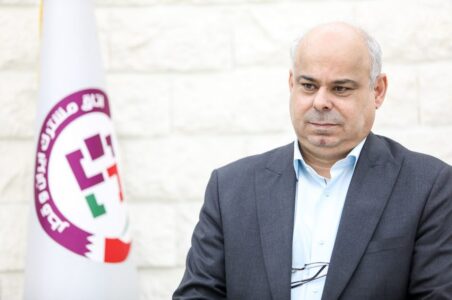 به گزارش گام اقتصادی: عباس عبدالخانی؛ رایزن بازرگانی جمهوری اسلامی ایران در قطر| روز ملی صادرات فرصتی است برای ارج نهادن به تلاش بیوقفه صادرکنندگان کالا و خدمات ایرانی که علیرغم چالشها و محدودیتهای متعدد، مسیر توسعه صادرات غیرنفتی کشور را هموار میکنند. صادرات، نهتنها عامل اصلی افزایش درآمدهای ارزی و تقویت تراز تجاری کشور است، بلکه موتور رشد اشتغال، ارتقای توان تولید داخلی و افزایش رقابتپذیری اقتصاد ملی به شمار میآید.