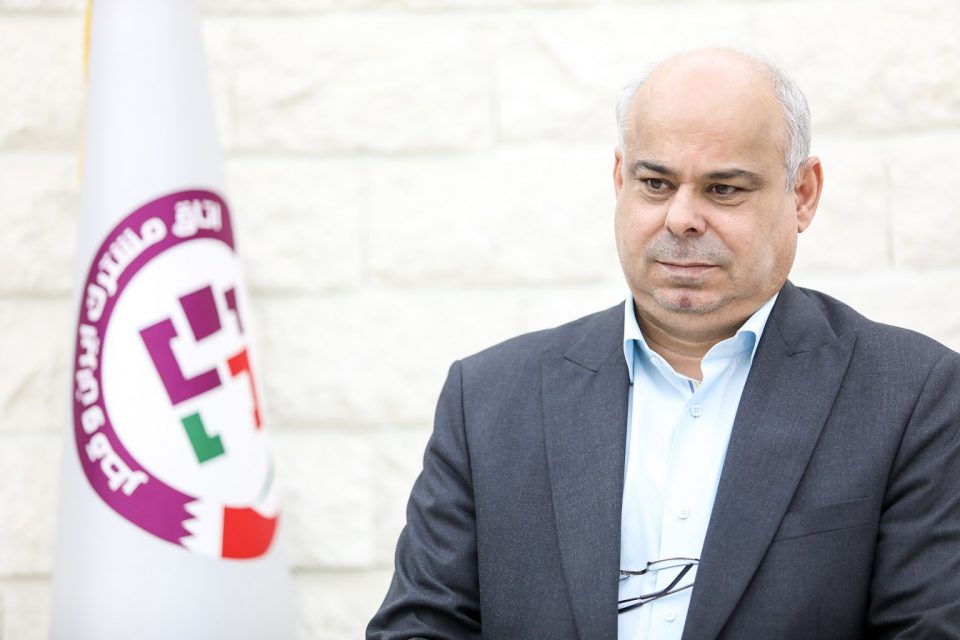 به گزارش گام اقتصادی: عباس عبدالخانی؛ رایزن بازرگانی جمهوری اسلامی ایران در قطر| روز ملی صادرات فرصتی است برای ارج نهادن به تلاش بی‌وقفه صادرکنندگان کالا و خدمات ایرانی که علیرغم چالش‌ها و محدودیت‌های متعدد، مسیر توسعه صادرات غیرنفتی کشور را هموار می‌کنند. صادرات، نه‌تنها عامل اصلی افزایش درآمدهای ارزی و تقویت تراز تجاری کشور است، بلکه موتور رشد اشتغال، ارتقای توان تولید داخلی و افزایش رقابت‌پذیری اقتصاد ملی به شمار می‌آید.