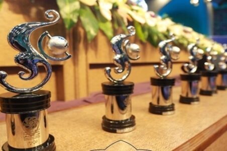 به گزارش گام اقتصادی: ناصر مرادی در گفتوگو با سازمان توسعه تجارت ایران، صادرات را موتور محرک تولید دانست و افزود: صادرات، یکی از ارکان اصلی تولید است و انگیزه تولید را برای تولیدکنندگان دوچندان میکند؛ در واقع با رونق صادرات علاوه بر رضایت تولیدکنندگان زمینه اشتغال ودرآمدزایی در کشور نیز فراهم میشود.