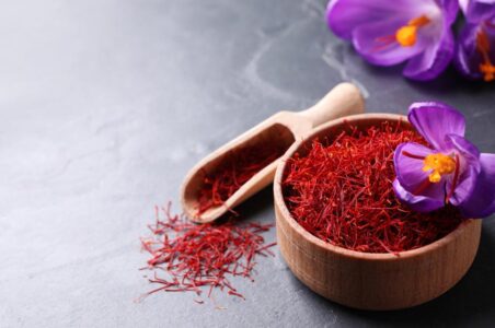 به گزارش گام اقتصادی به نقل از ایسنا، زعفران، این نگین درخشان تاجِ ایران، فراتر از یک ادویه گرانبها، نمادی از فرهنگ، تاریخ و هنر این سرزمین کهن است. عطر و طعم بی‌نظیرش سفره‌های ایرانیان را رنگین و عطرآگین می‌کند و خواص شفابخش آن، قرن‌هاست که در طب سنتی جایگاهی ویژه دارد اما این طلای سرخ، این ثروت ملی، این روزها زیر سایه پدیده‌ای شوم و نگران‌کننده قرار گرفته است. قاچاق سازمان‌یافته این محصول ارزشمند به بازارهای خارجی، که بخش قابل توجهی از آن نه تنها به سمت افغانستان، بلکه به سایر کشورها نیز هدایت می‌شود.