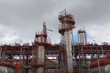 به گزارش گام اقتصادی به نقل از تسنیم، تاماکولو واتارا، سفیر ساحل عاج در ایران در حاشیه نوزدهمین نمایشگاه ایرانپلاست با بیان اینکه ظرفیت بالایی برای همکاری شرکتهای ایرانی و فعالان صنایع پلاستیک و پلیمر در ساحل عاج وجود دارد، اظهار کرد: صنعت پتروشیمی ایران دارای سابقهای غنی و ظرفیتهایی قابل توجه است که میتواند نقش مؤثری در توسعه زیرساختهای انرژی ساحل عاج ایفا کند.