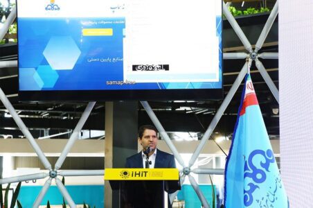 به گزارش گام اقتصادی به نقل از شرکت ملی صنایع پتروشیمی، حسن عباس‌زاده امروز (چهارشنبه، ۱۹ شهریور) در آیین رونمایی از سامانه مشخصات فنی محصولات پتروشیمی (سماپ) که همزمان با سومین روز برگزاری نمایشگاه بین‌المللی ایران‌پلاست با اشاره به بیانات اخیر رهبر معظم انقلاب، اظهار کرد: ایشان به‌درستی تأکید کردند که کشور باید از وضعیت «نه جنگ و نه صلح» خارج شود و این موضوع برای همه ما یک امر قطعی و لازم‌الاجراست. بر همین اساس، برگزاری نمایشگاه‌ها و اقدام‌های مشابه نشان‌دهنده ضرورت افزایش فعالیت‌ها در حوزه تولید و اقتصاد است.