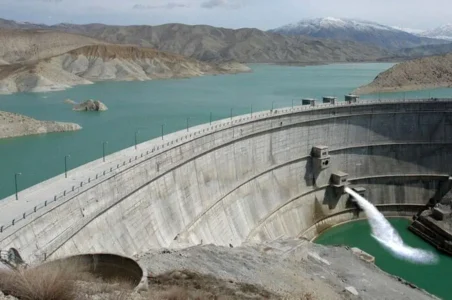 به گزارش گام اقتصادی به نقل از مهر، در آستانه سال آبی جدید قرار داریم اما وضعیت سدهای کشور چندان مناسب نیست به طوری که از ابتدای سال آبی (مهرماه) تا پانزدهم شهریور ماه میزان ورودی مخازن کل معادل ۲۴ میلیارد و ۳۳۰ میلیون مترمکعب بوده که در مقایسه با مدت زمان مشابه سال گذشته این عدد به ۴۱ میلیارد و ۸۳۰ میلیون مترمکعب رسید که نشان دهنده کاهش ۴۲ درصدی ورودی سدها است.