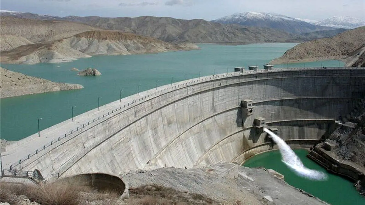 به گزارش گام اقتصادی به نقل از مهر، در آستانه سال آبی جدید قرار داریم اما وضعیت سدهای کشور چندان مناسب نیست به طوری که از ابتدای سال آبی (مهرماه) تا پانزدهم شهریور ماه میزان ورودی مخازن کل معادل ۲۴ میلیارد و ۳۳۰ میلیون مترمکعب بوده که در مقایسه با مدت زمان مشابه سال گذشته این عدد به ۴۱ میلیارد و ۸۳۰ میلیون مترمکعب رسید که نشان دهنده کاهش ۴۲ درصدی ورودی سدها است.