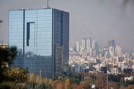 به گزارش گام اقتصادی به نقل از ربانک مرکزی، سارا جلالی معاون اداره عملیات اعتباری بانک مرکزی گفت: با توجه به آنکه بخش قابل توجهی از تسهیلات اعطایی شبکه بانکی در قالب تسهیلات خرد به اشخاص حقیقی و خانوارها پرداخت می شود، بانک مرکزی به منظور تقویت قدرت خرید خانوارها، توسعه تقاضای موثر این تسهیلات و حفظ اثربخشی آن، نسبت به بازنگری و افزایش سقف تسهیلات خرد و کارت اعتباری به 400 میلیون تومان اقدام کرد.