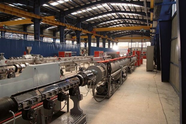 به گزارش گام اقتصادی به نقل از مهر، محسن نادری‌منش، مدیرعامل صندوق حمایت از تحقیقات و توسعه صنایع پیشرفته، امروز در مراسم امضای تفاهم‌نامه تأمین مالی صنایع با بیان اینکه سهم صنایع پیشرفته در کل صنعت و معدن کشور حدود ۵ درصد است، گفت: اگر سهم صنعت و معدن از تولید ناخالص داخلی حدود ۲۰ درصد در نظر گرفته شود، ارزش افزوده این بخش در سال ۱۴۰۳ به حدود ۲۰۰۰ همت می‌رسد که از این میزان، سهم صنایع پیشرفته نزدیک به ۴۰۰ تا ۵۰۰ همت است.