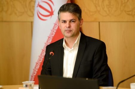 به گزارش گام قتصادی به نقل از شرکت ملی صنایع پتروشیمی، محمد مقاره با اشاره به تغییرات نوزدهمین دوره نمایشگاه ایران‌پلاست اظهار کرد: نمایشگاه ایران‌پلاست همواره با هدف توسعه بازار و ایجاد فرصت‌های تجاری با شعار کسب‌وکار جهانی برگزار می‌شود اما در دوره جدید برای نخستین‌بار سیاست‌گذاری از اجرا جدا شد و شورای سیاست‌گذاری با حضور تشکل‌ها و انجمن‌ها شکل گرفت و در تصمیم‌گیری‌ها نقش‌آفرینی کرد، همچنین در بخش اجرایی نیز مدیریت روابط عمومی شرکت ملی صنایع پتروشیمی مسئولیت کامل را به‌عهده گرفت و با همکاری مشاور و پیمانکار اجرایی امور را پیش برد.
