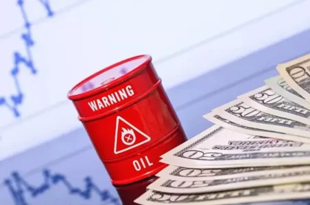 به گزارش گام اقتصادی به نقل از رویترز، قیمت نفت بهدنبال توقف بارگیری از بزرگترین بندر غرب روسیه پساز حمله پهپادی اوکراین افزایش یافته است. اما نگرانی در مورد تقاضا در آمریکا مانع از بالا رفتن بیشازحد قیمت نفت میشود.