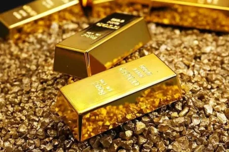 به گزارش گام اقتصادی به نقل از ایسنا، بهای هر اونس طلا برای تحویل فوری بدون تغییر ماند و در سطح ۳۶۳۶ دلار و ۷۳ سنت ثابت ماند. هر اونس طلا در بازار معاملات آتی آمریکا برای تحویل در دسامبر، با ۰.۲ درصد کاهش، ۳۶۷۳ دلار و ۶۰ سنت معامله شد. ارزش شاخص دلار آمریکا ۰.۱ درصد افزایش یافت و طلا را برای خریداران خارجی گرانتر کرد.