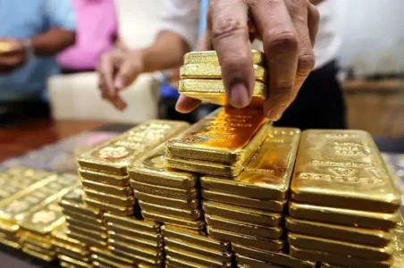 به گزارش گام اقتصادی به نقل از رویترز، قیمت طلا در معاملات روز سهشنبه به یک رکورد جدید رسیده است. ضعف دلار در آستانه اجلاس فدرال رزرو آمریکا از قیمت طلا حمایت میکند. انتظار میرود بانک مرکزی آمریکا نرخ بهره را در این اجلاس پایین بیاورد.قیمت هر اونس طلا امروز با ۰.۰۷ درصد افزایش به ۳۶۸۱ دلار و ۶۷ سنت رسید. قیمت معاملات آتی طلا در بازار کامکس نیویورک هم با یک افزایش ۰.۰۱ درصدی به ۳۷۱۹ دلار و ۳۰ سنت رسیده است. قیمت طلا ساعاتی پیش تا رکورد ۳۶۸۹ دلار و ۲۷ سنت بالا رفته بود.