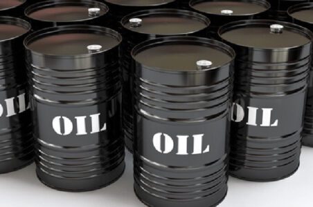 به گزارش گام اققتصادی به نقل از رویترز، قیمت نفت در معاملات روز دوشنبه در آسیا افزایش یافته است. تنش‌های ژئوپلیتیکی در اروپا و خاورمیانه از قیمت نفت حمایت کرده، ولی دورنمای عرضه بیشتر نفت و نگرانی در مورد تأثیر تعرفه‌های تجاری بر تقاضای جهانی برای سوخت قیمت نفت را تحت تأثیر قرار می‌دهد.