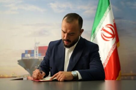 به  گزارش گام اقتصادی: محمد اورعی با اشاره به فعالیت‌های هلدینگ اتحاد گفت: این مجموعه از سال ۱۳۹۸ فعالیت خود را آغاز کرده و اکنون با بیش از ۷۰ نفر پرسنل، یکی از تیم‌های بزرگ در حوزه کشتیرانی و حمل‌ونقل بین‌المللی کشور محسوب می‌شود. خدمات ما شامل حمل‌ونقل بین‌المللی، خدمات بندری و جابه‌جایی کالا است.